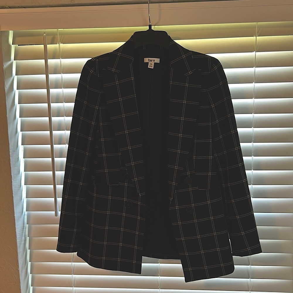 Bar III black and white blazer. Perfect to wear to the office or casually.